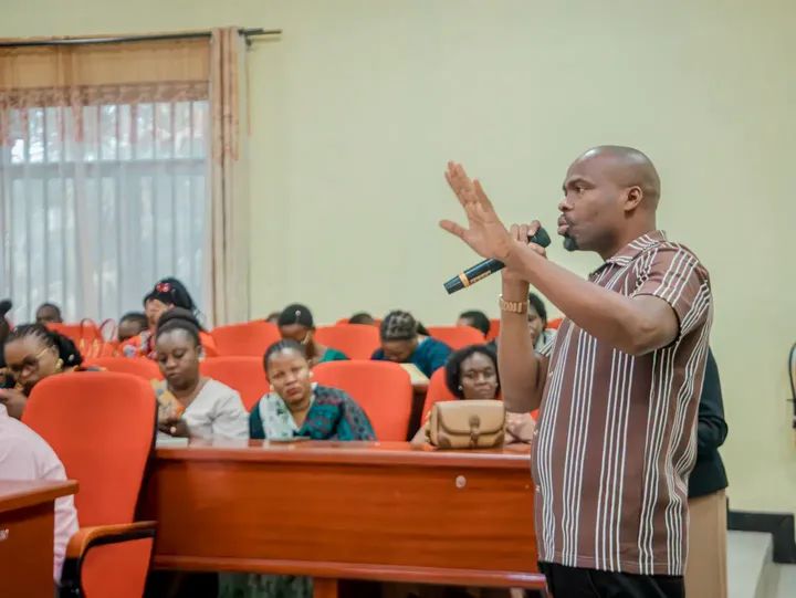 MAFUNZO YA KUJIKINGA NA MLIPUKO WA UGONJWA WA EBOLA YATOLEWA KWA MAAFISA WATENDAJI KATA NA MITAA .