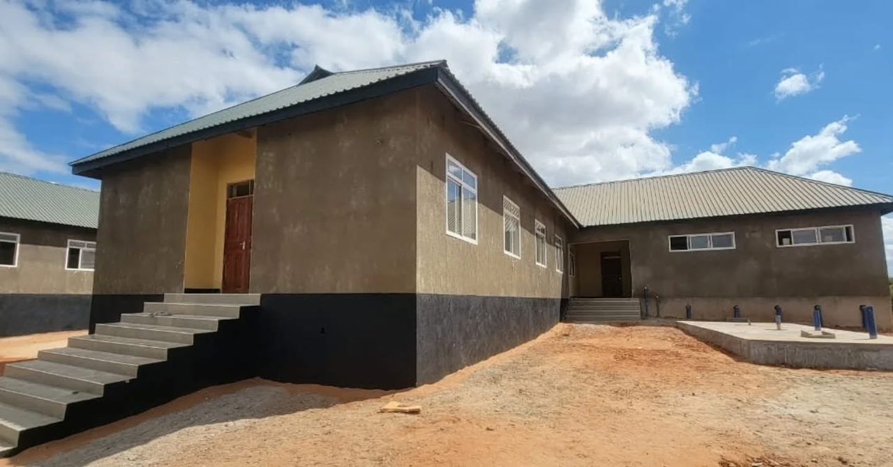 MABWENI MAWILI SHULE YA SEKONDARI ZUZU YAFIKIA HATUA ZA MWISHO ZA UKAMILISHWAJI.