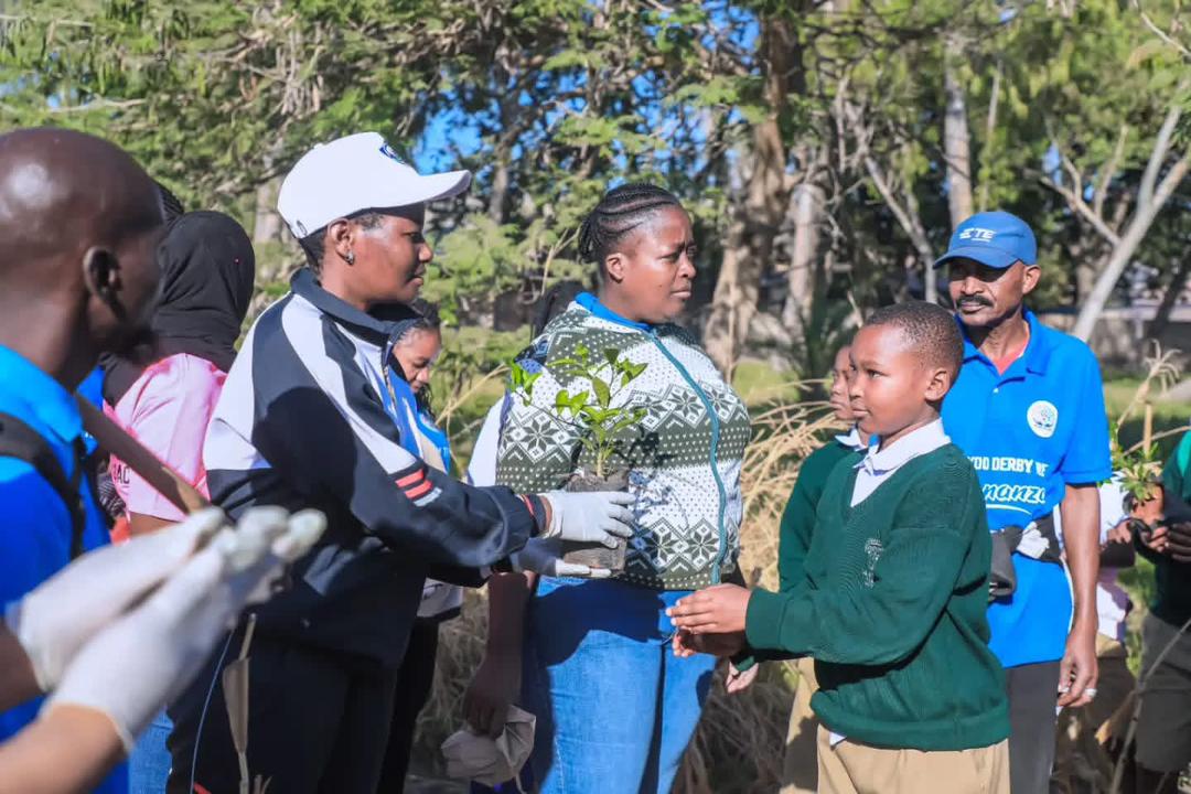 JIJI LA DODOMA,KARIAKOO DERBY TREE WAUNGANA KUPANDA MITI KUIMARISHA UHIFADHI WA MAZINGIRA.