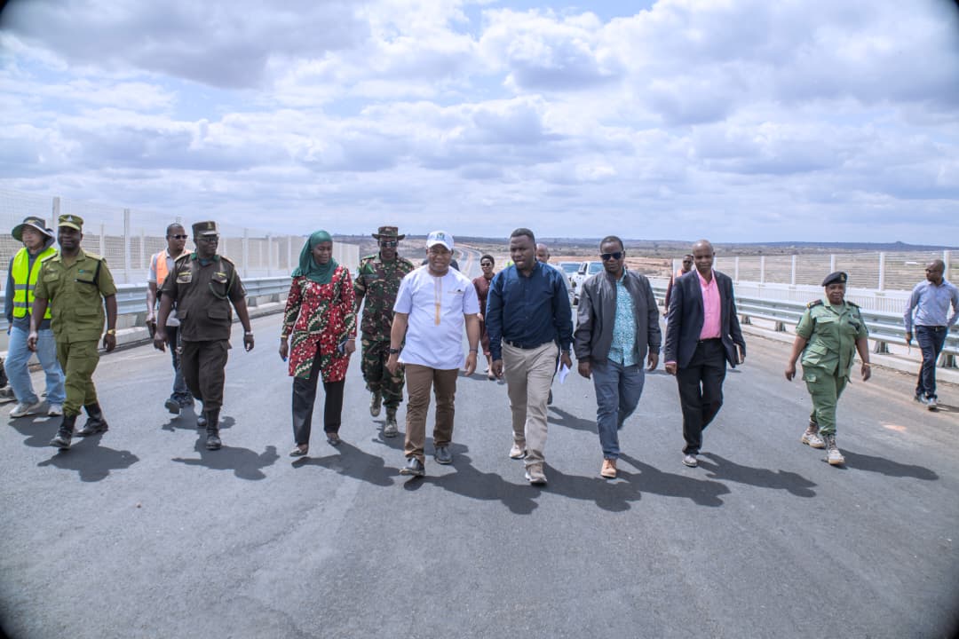 DC SHEKIMWERI  AFANYA ZIARA KUKAGUA MRADI WA UJENZI WA BARABARA YA MZUNGUKO WA NJE DODOMA.