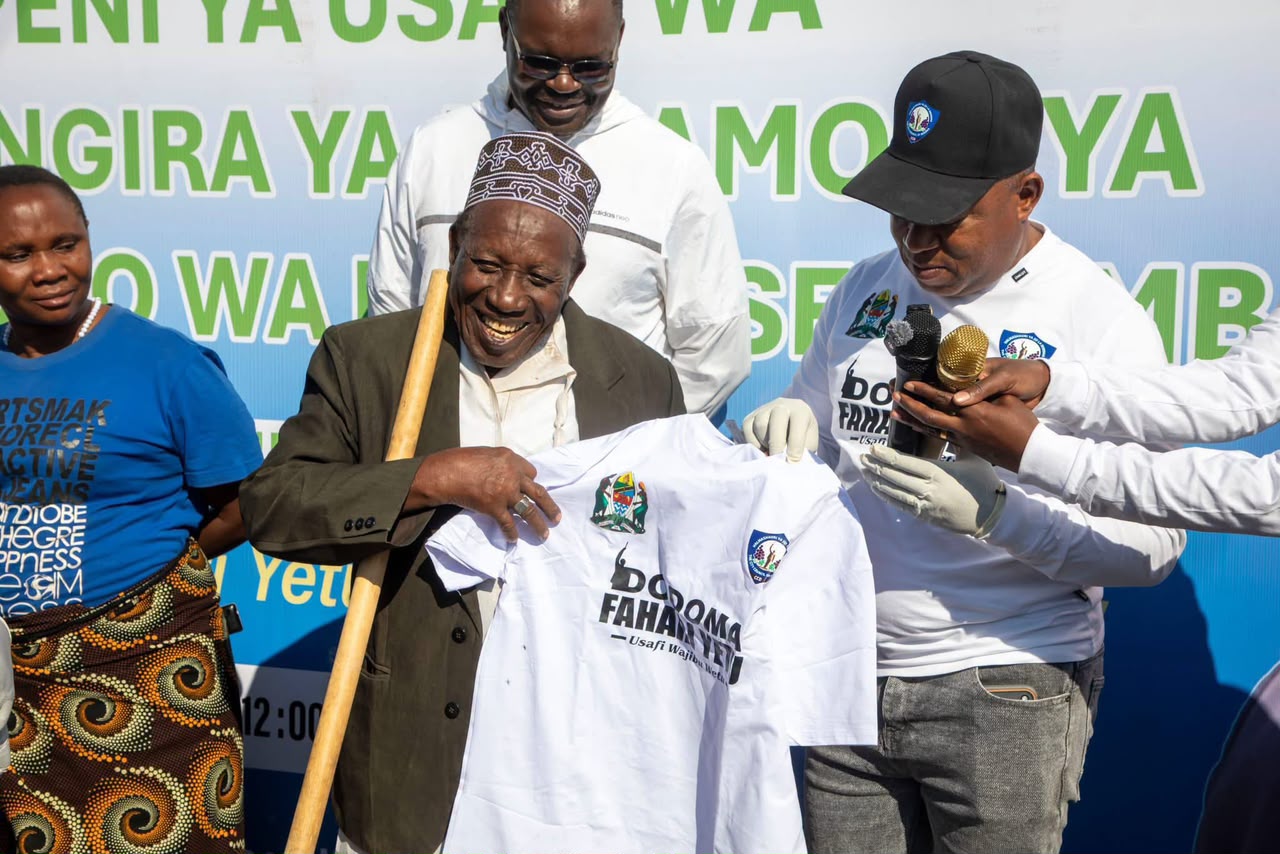 DC SHEKIMWERI AGAWA TISHETI KWA WALIOJIBU MASWALI YA MAZINGIRA