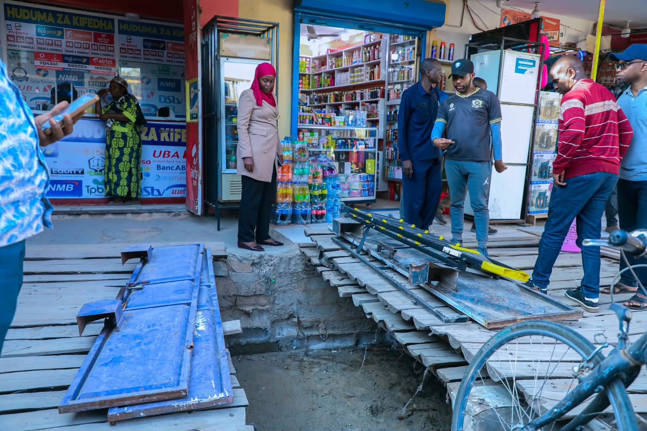 KATIBU TAWALA WILAYA YA DODOMA AKAGUA USAFI WA MITARO SOKO LA SABASABA KUJIPANGA NA MVUA ZA EL NINO
