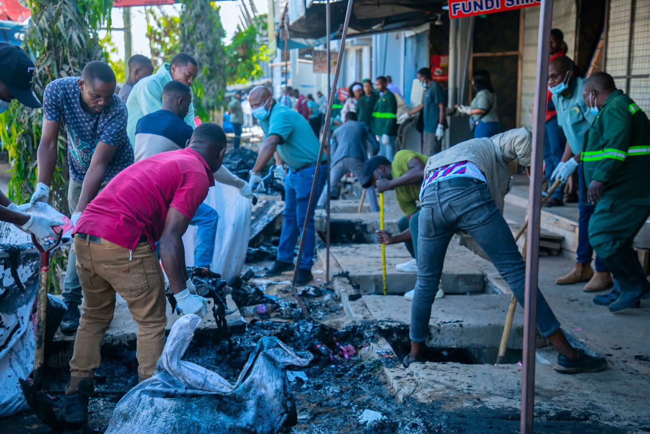 HALMASHAURI YA JIJI LA DODOMA,TANESCO NA WAFANYA BIASHARA WAUNGANA KUSAFISHA MITARO YA SOKO LA WAZI MACHINGA KUKABILIANA NA MVUA
